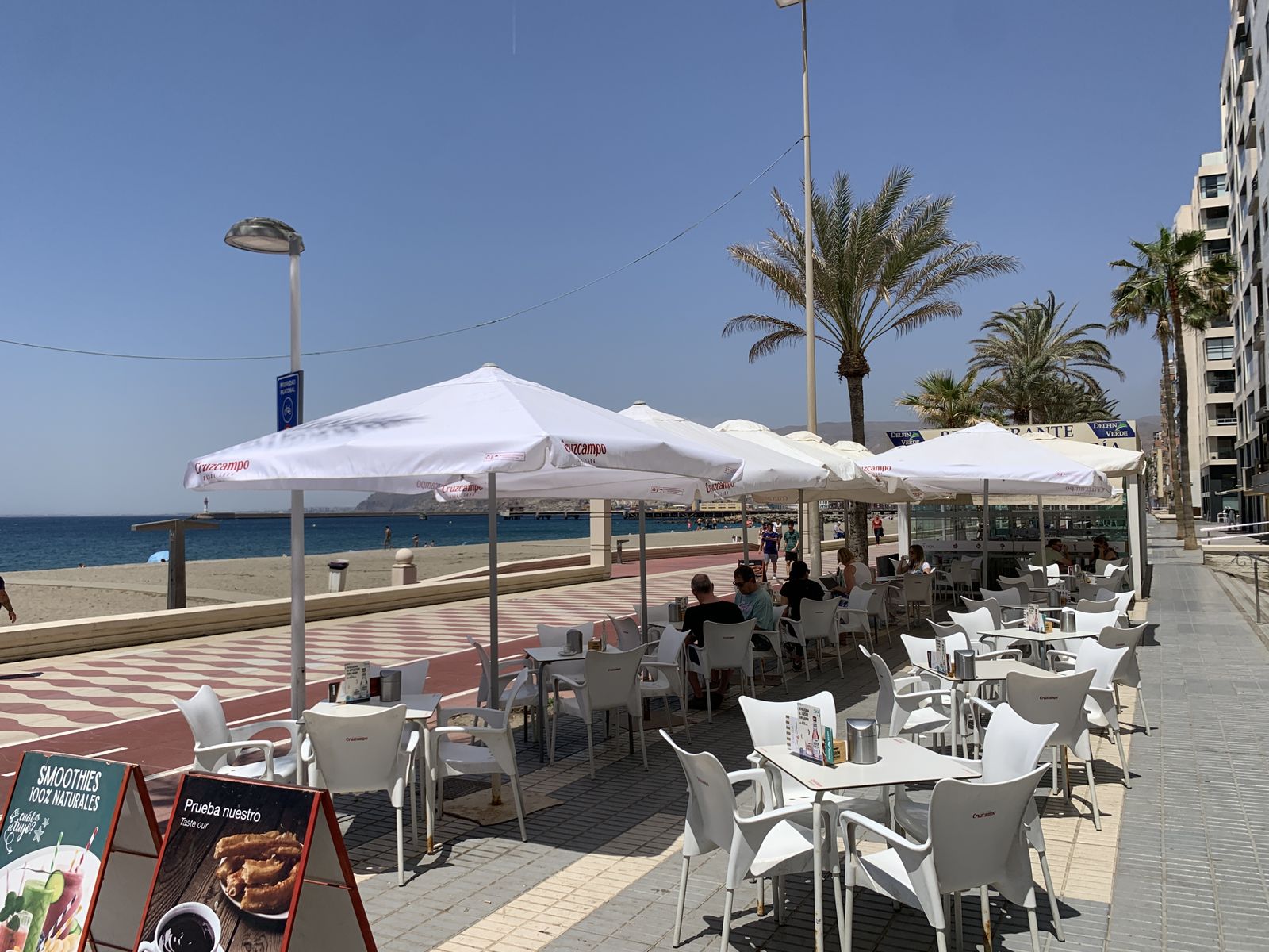Terrazas en el paseo marítimo de la capital