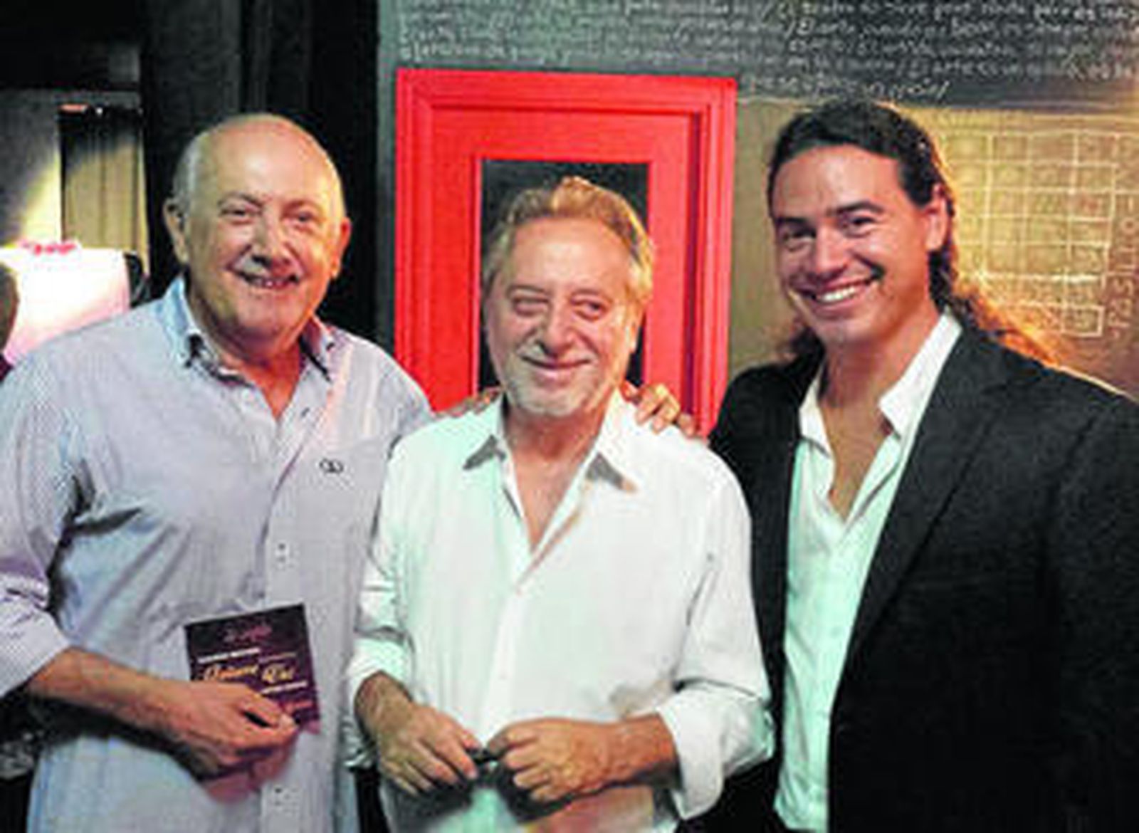 Manuel Carmona con el nuevo disco en la mano, el actor Manuel Galiana y el guitarrista Guuillermo Fernández.