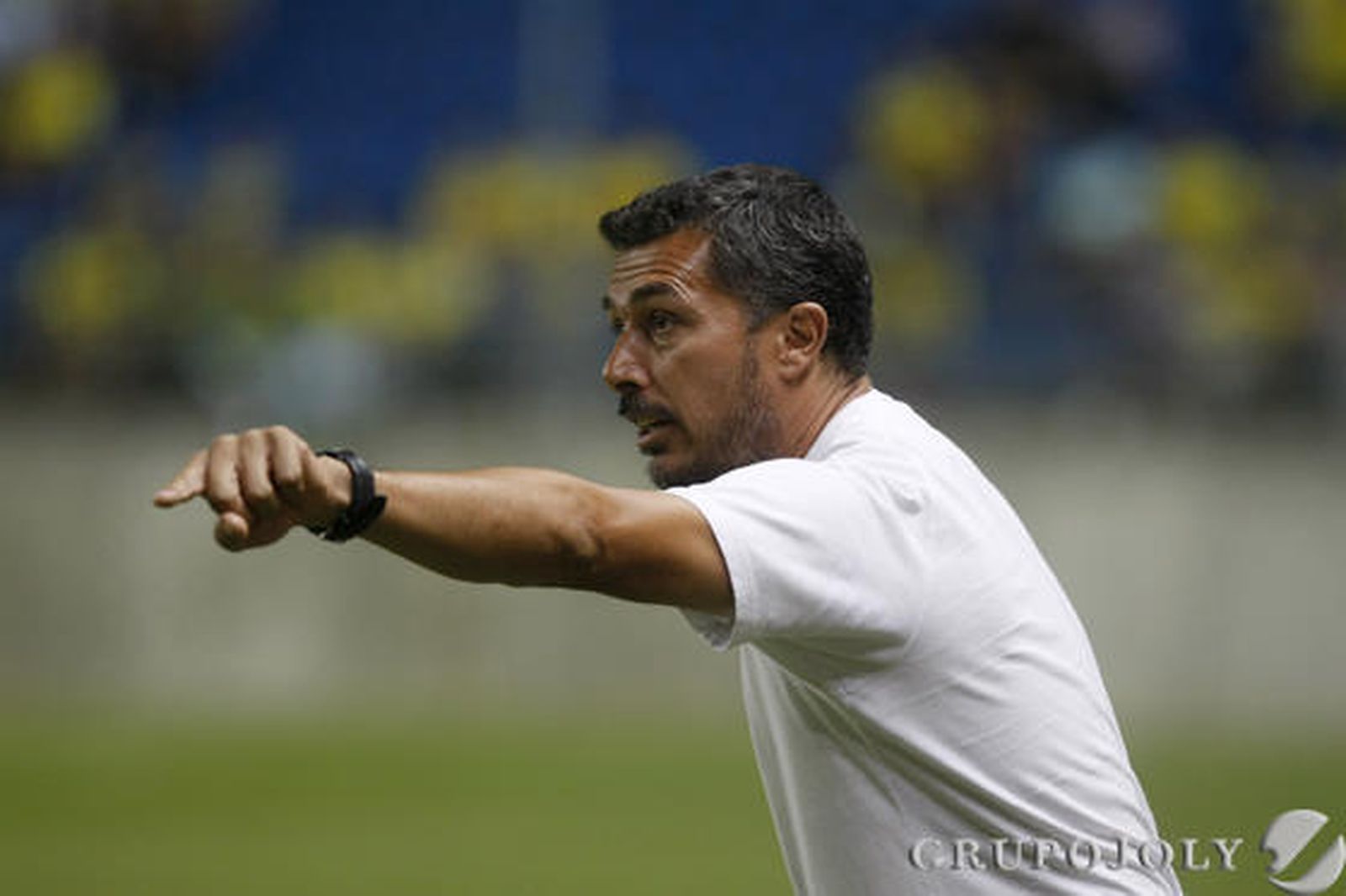 Juan Marrero dirige a sus futbolistas desde la banda. 

Foto: Jose Braza