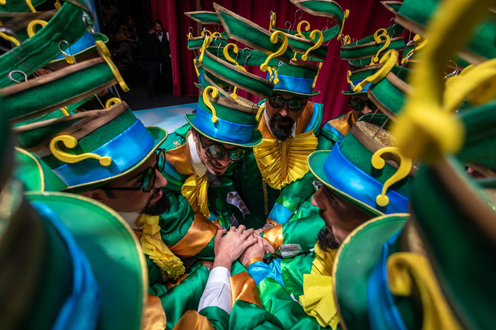 Componentes de la chirigota 'Las cosas del destino', segundos antes de abrirse el telón.