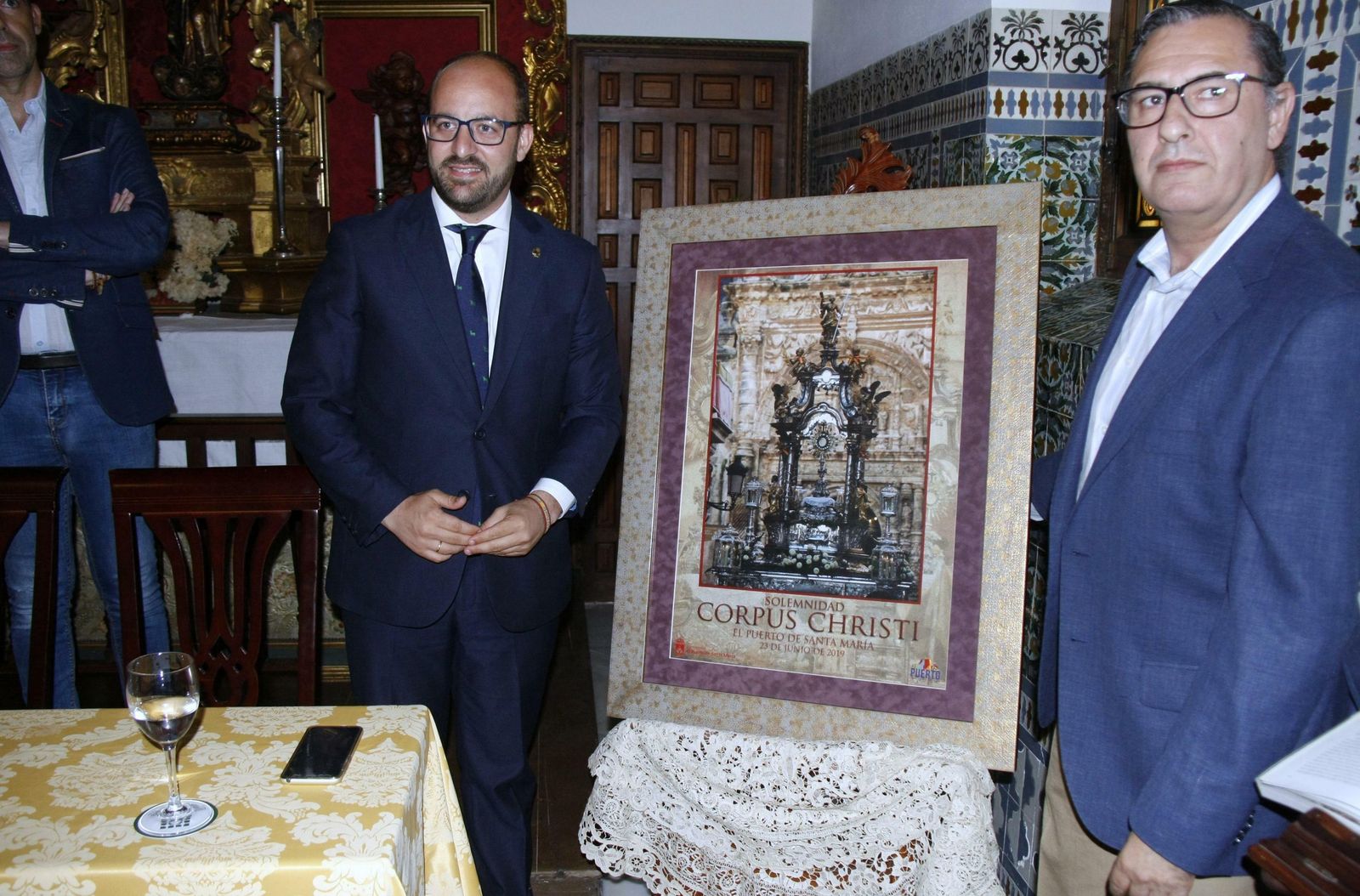Germán Beardo junto a Francisco Natera en el momento de descubrir el cartel del Corpus Christi 2019, obra de Jorge Roa.
