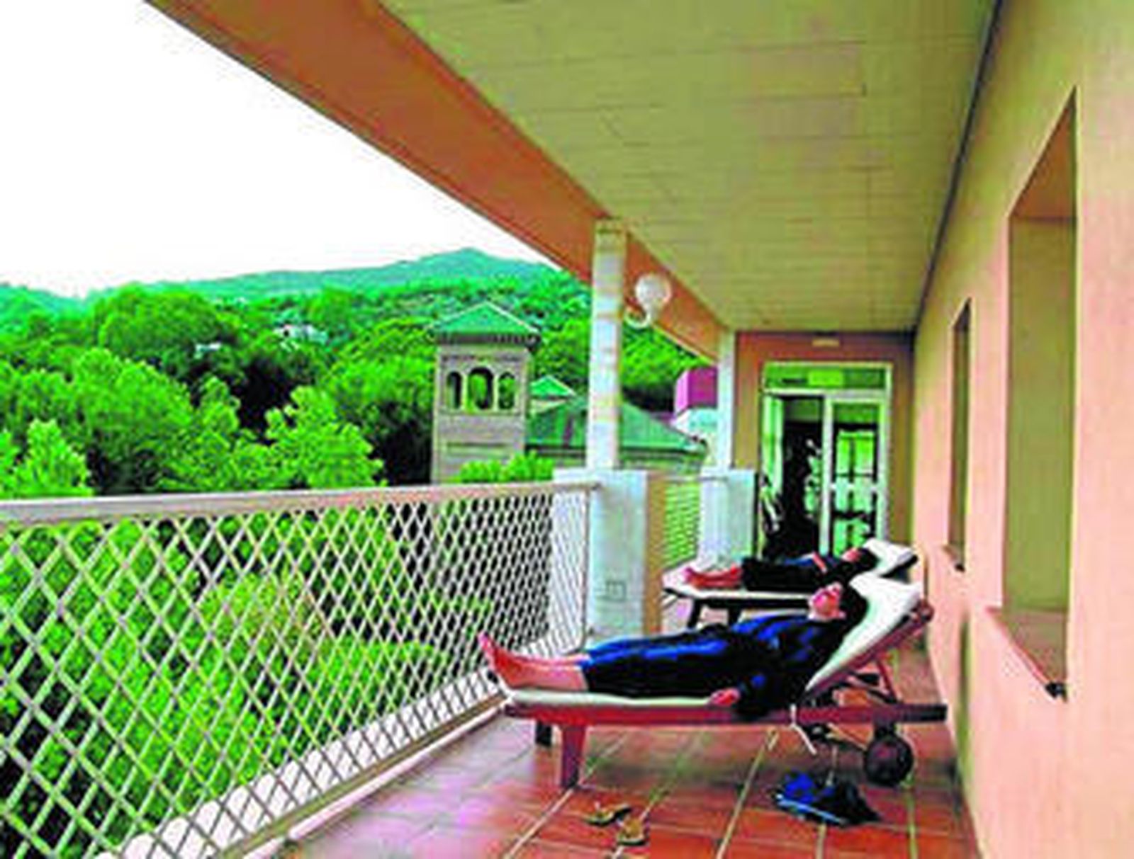 Balnearios y manantiales representan una tabla de salación para miles de personas .