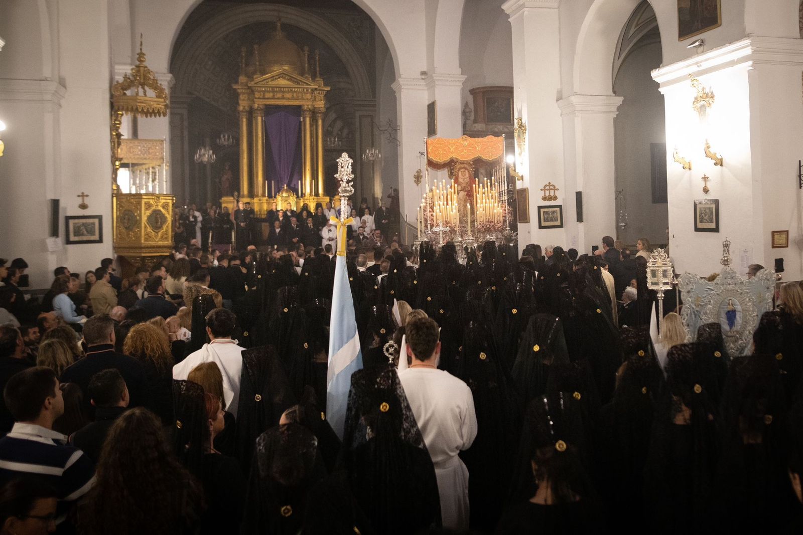 Fotos: La lluvia agudiza el dolor de los granadinos al impedir la salida de Dolores