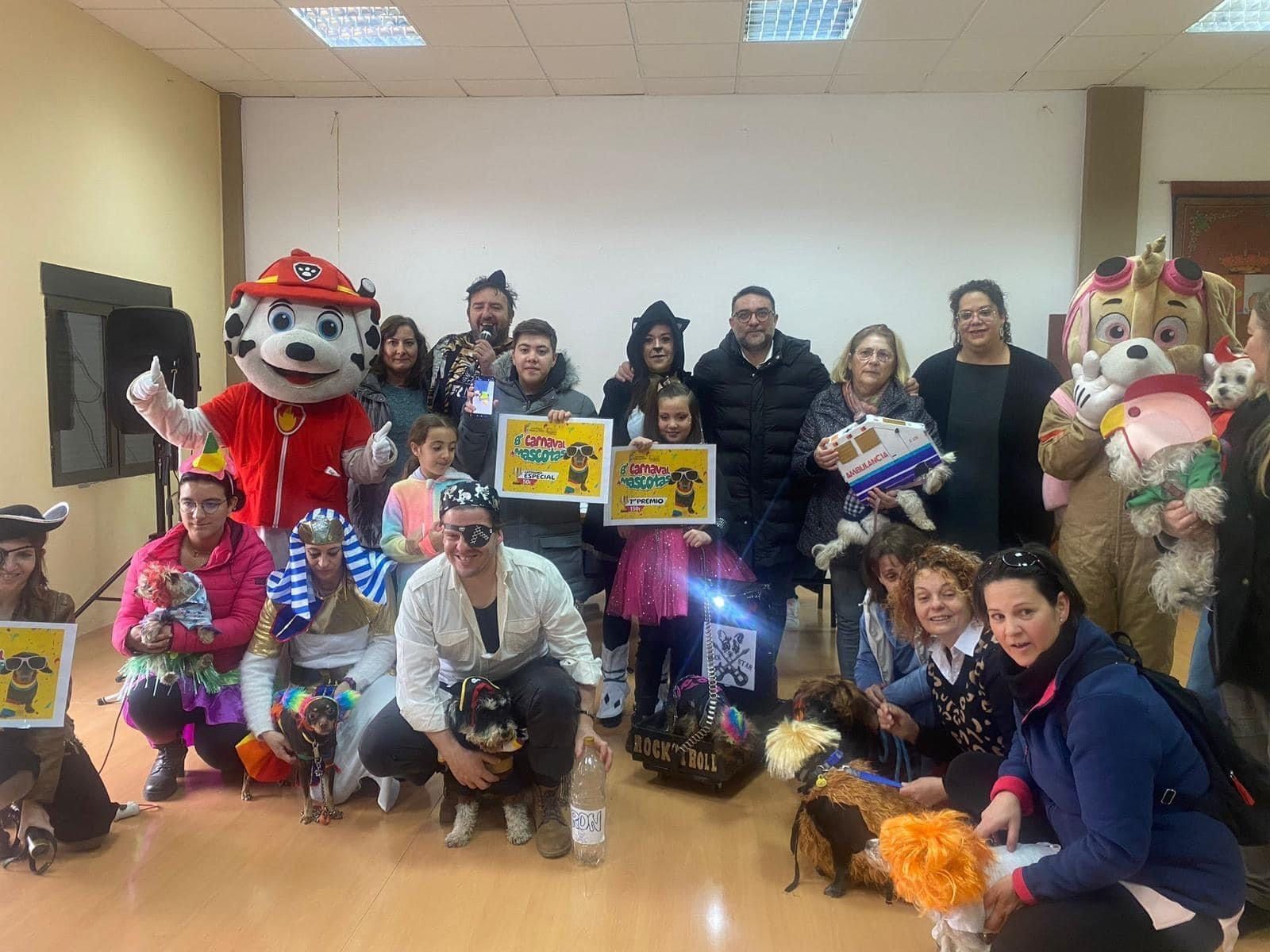 El perro 'rockero' se lleva el primer premio en un concurso de disfraces organizado en la provincia de Granada