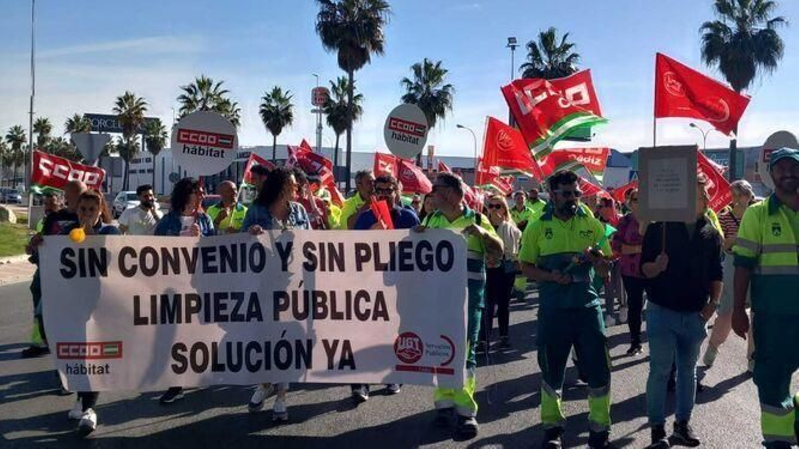 La plantilla de limpieza viaria y recogida de basuras, durante la protesta del pasado viernes.