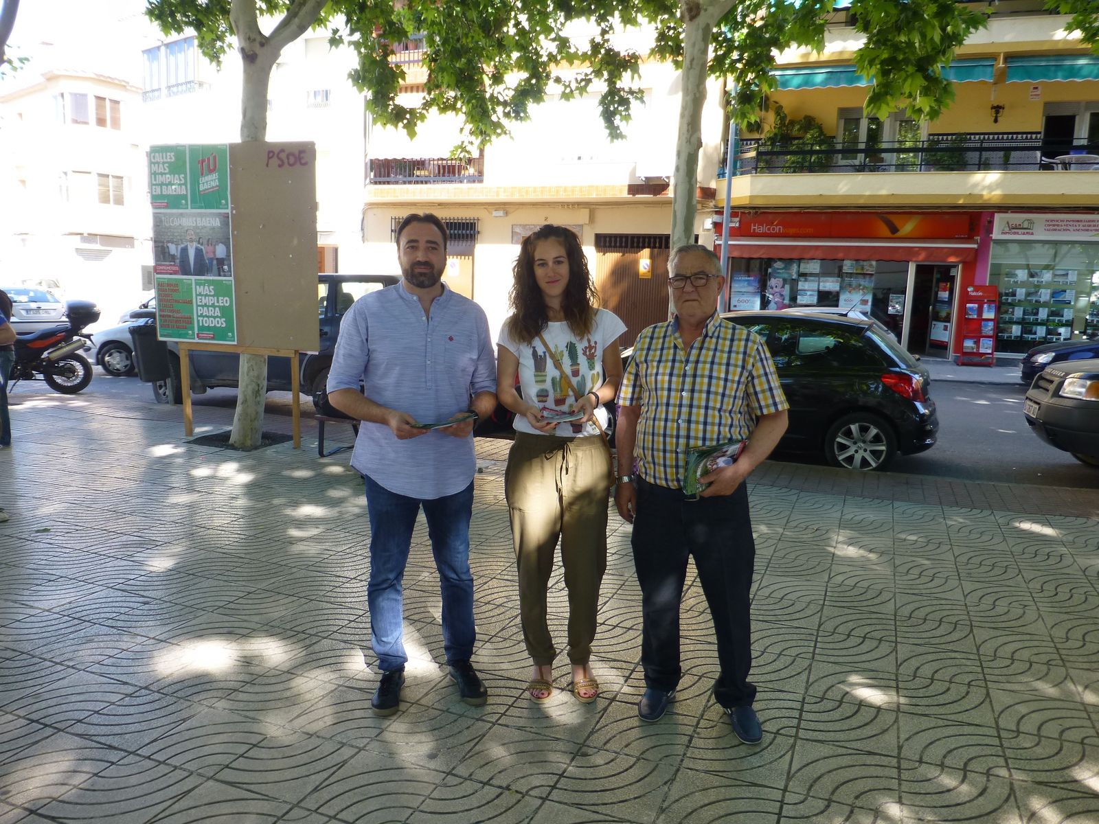 Dirigentes de IU reparten dípticos informativos en Baena