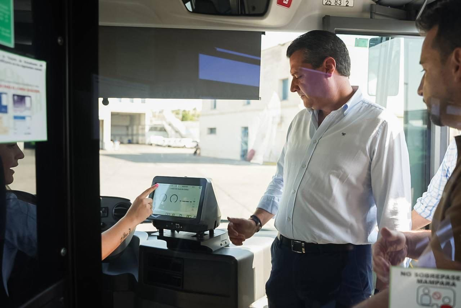 Bellido comprueba uno de los terminales implantado en un autobús