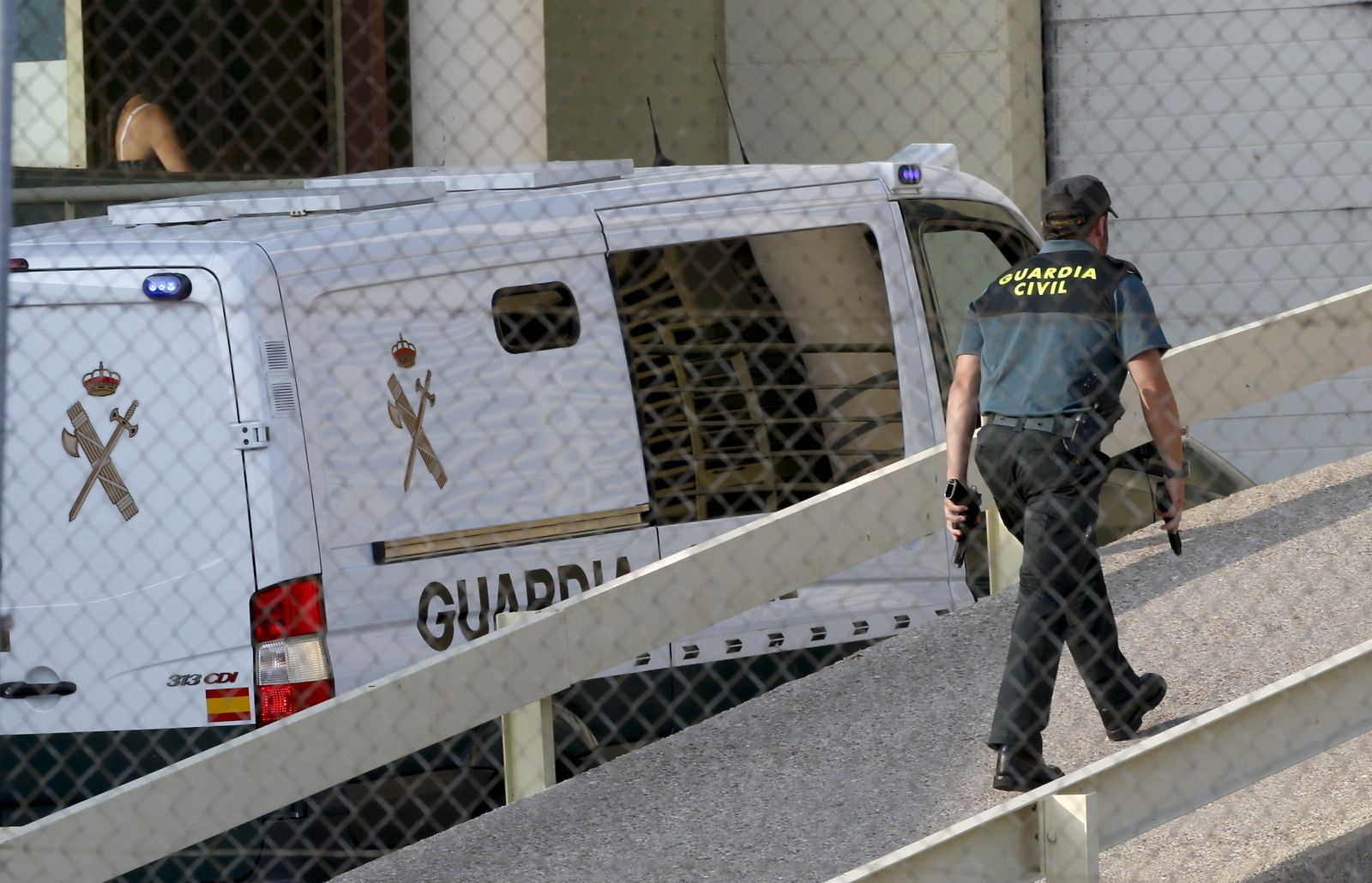 Un furgón de la Guardia Civil a su llegada a la cárcel de Soto de Real, donde se encontraba Carlos García Juliá.