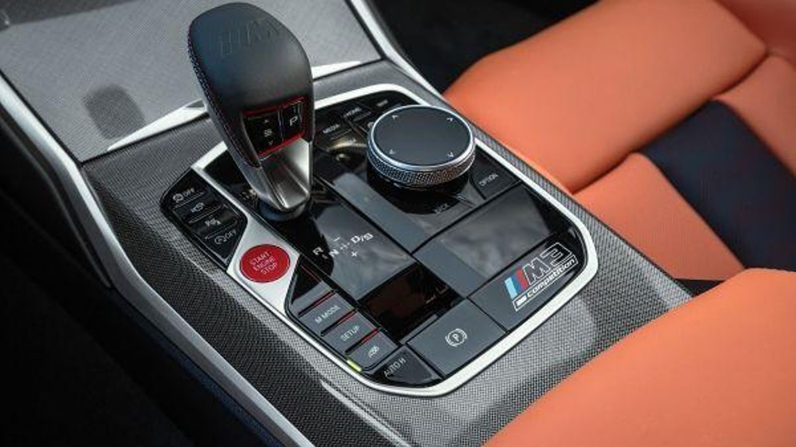 Junto al cambio se sitúan las teclas de función que permiten adecuar el carácter de estos deportivos a los gustos de su conductor.