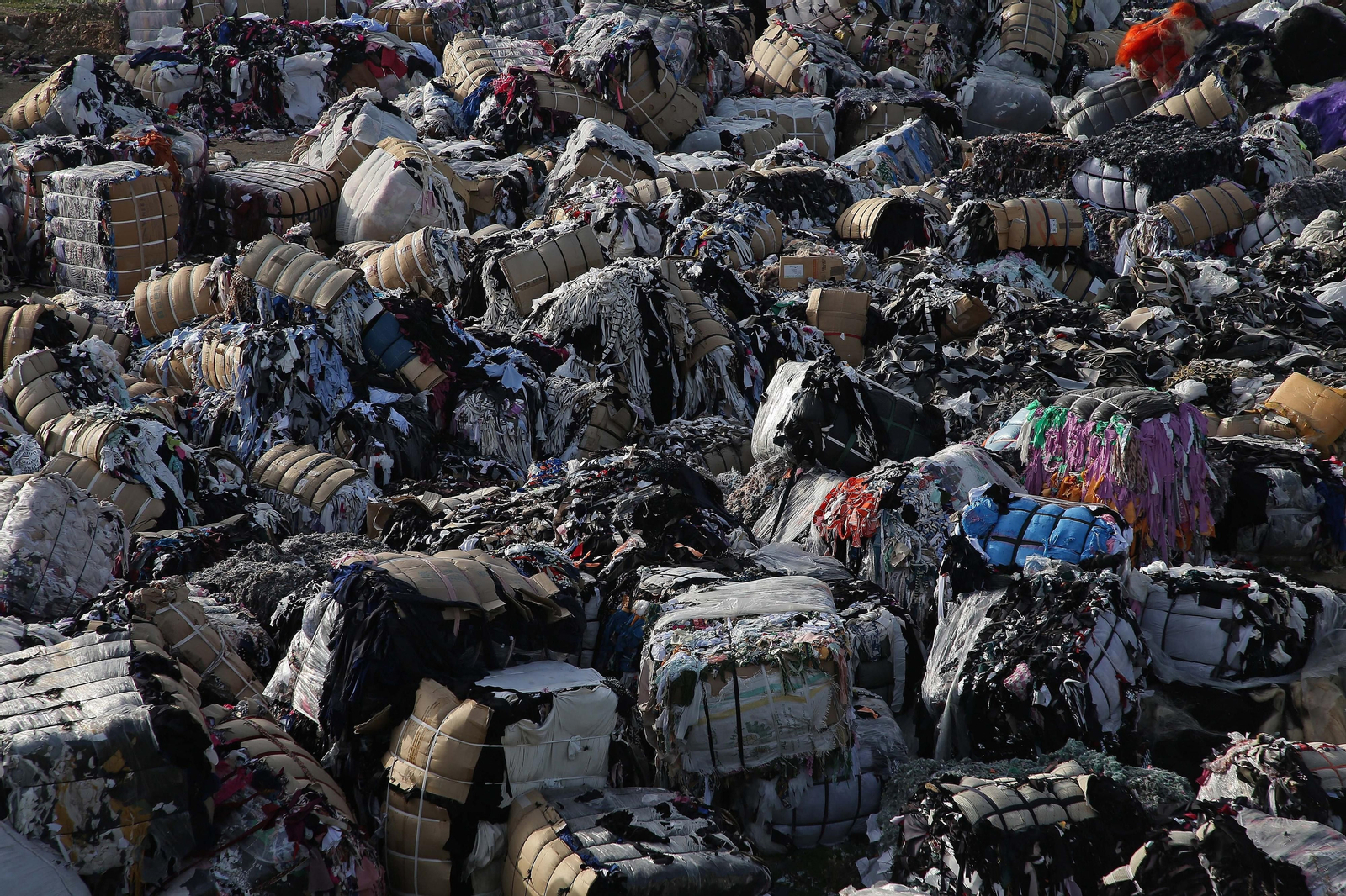 Fotos del vertedero ilegal de restos textiles y retales en el Cortijo Real en Algeciras
