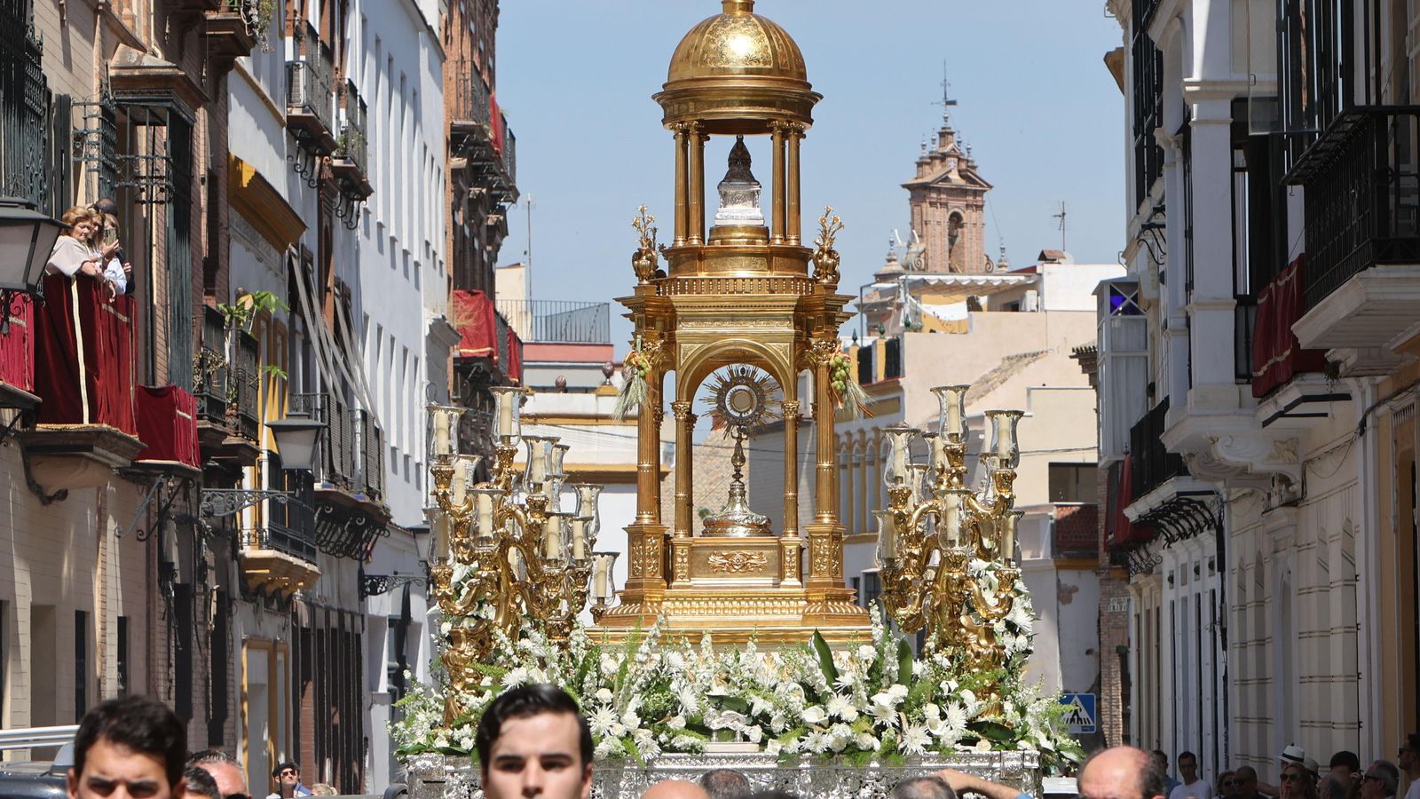 El Santísimo recorre la feligresía de San Pedro y San Juan de la Palma.