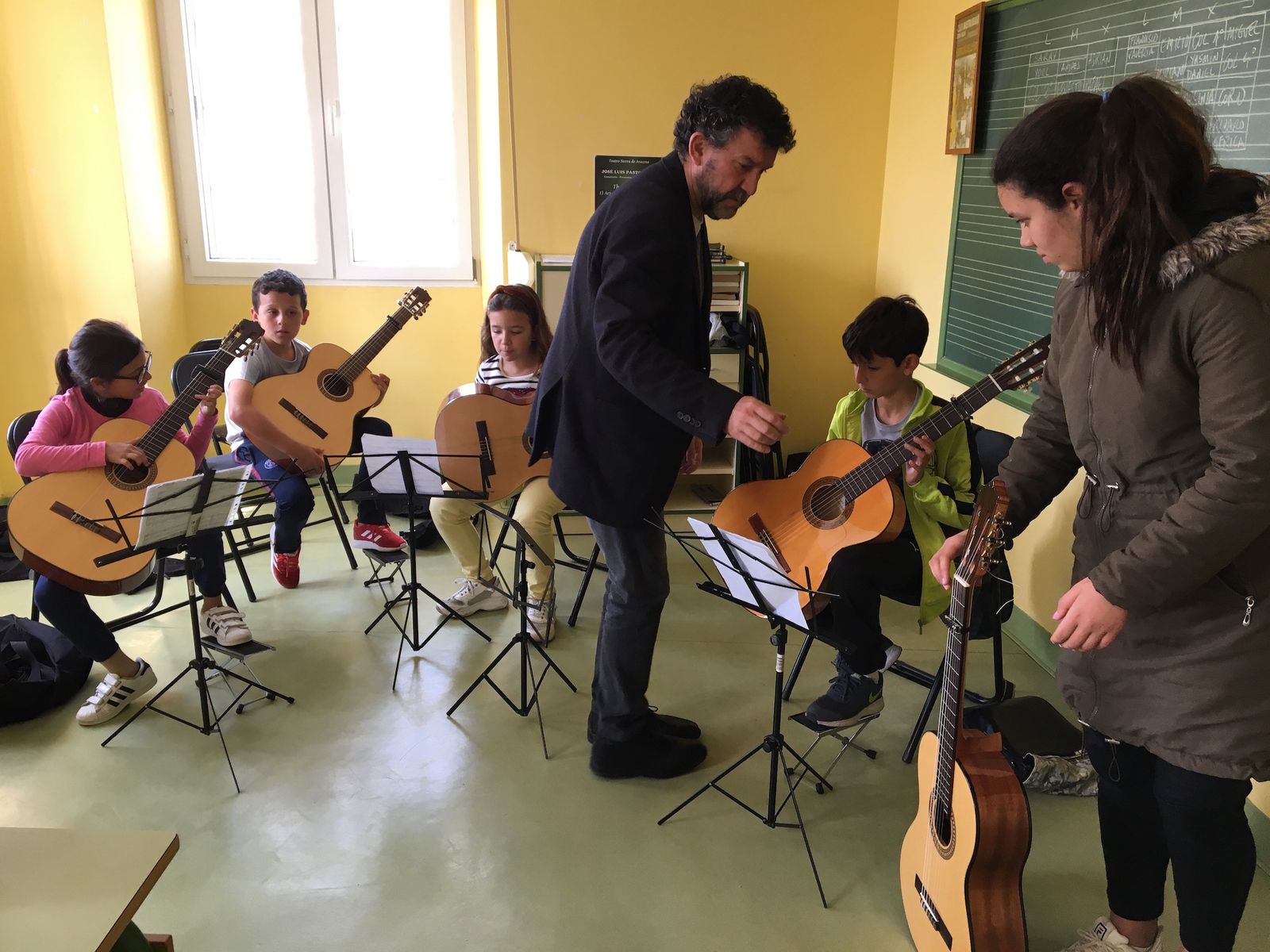 Una de las clases de guitarra en el conservatorio de Nerva.