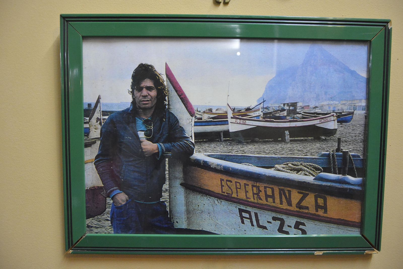 La fotografía en la que Camarón posa junto a la barca que puede verse en la Peña Flamenca Cultural Linense.