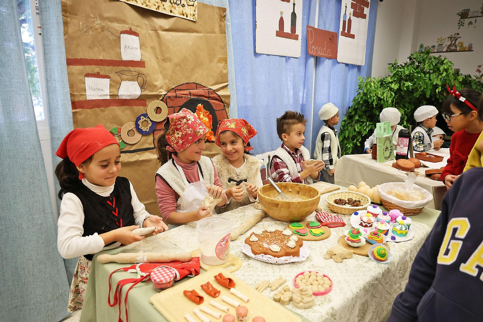 Pequeños reposteros hacen dulces y pan en el Belén Viviente del 12 de octubre.