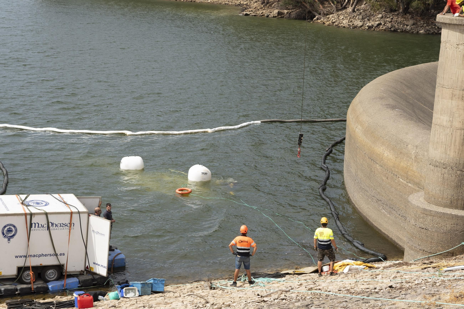 Las fotografías del rescate del helicóptero accidentado en el embalse de Guadarranque
