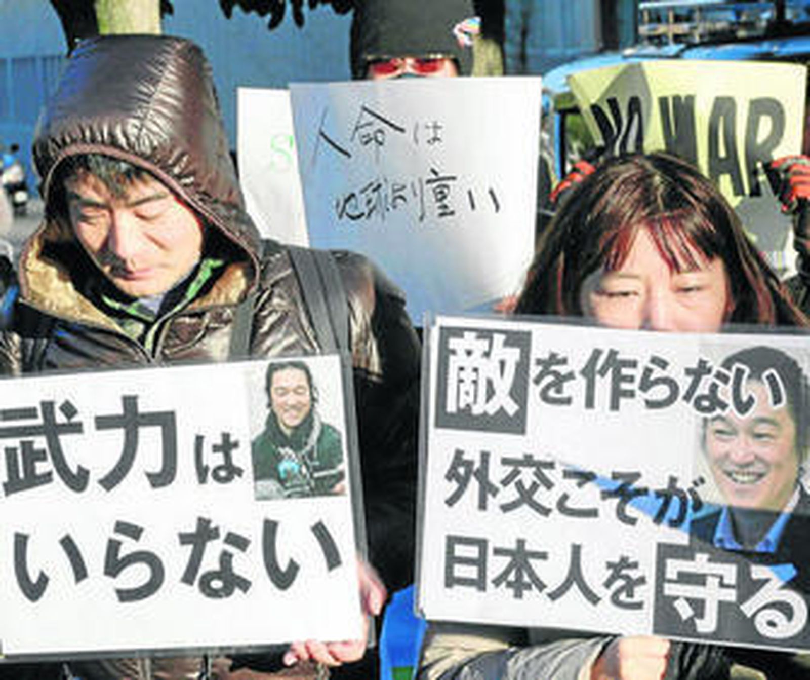 Manifestantes nipones en las concentraciones en repulsa del asesinato de Kenji Goto, ayer en Tokio.