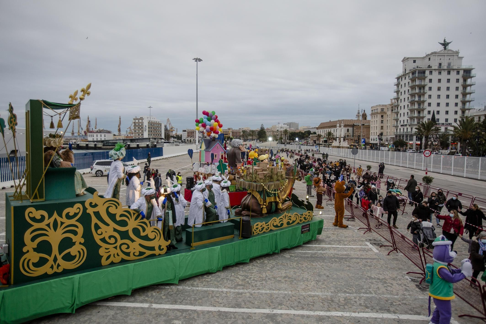 Una de las carrozas que se puso en la cabalgata estática pasada en el Muelle Ciudad.