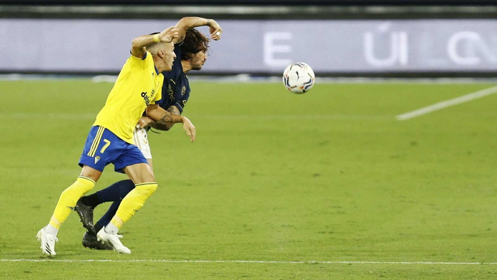 Salvo pugna con Juan Cruz por el balón.