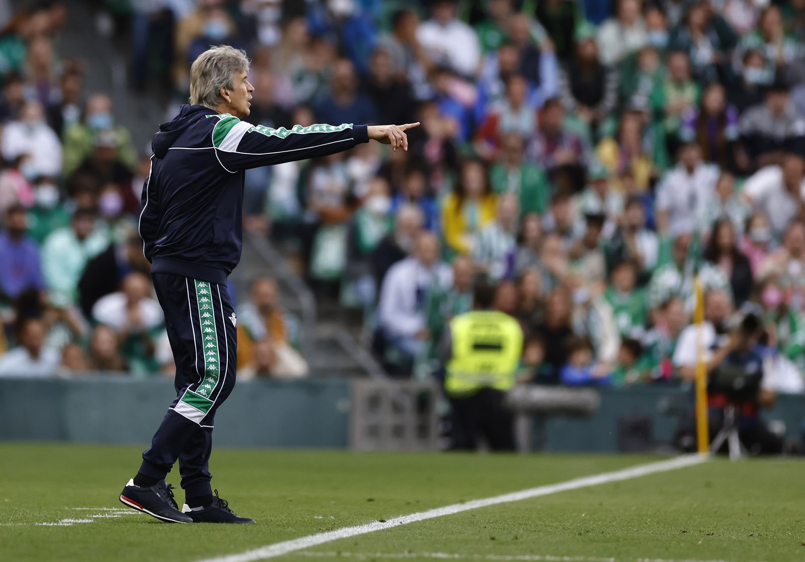 Pellegrini realiza indicaciones a su equipo en un momento del partido ante el Athletic.