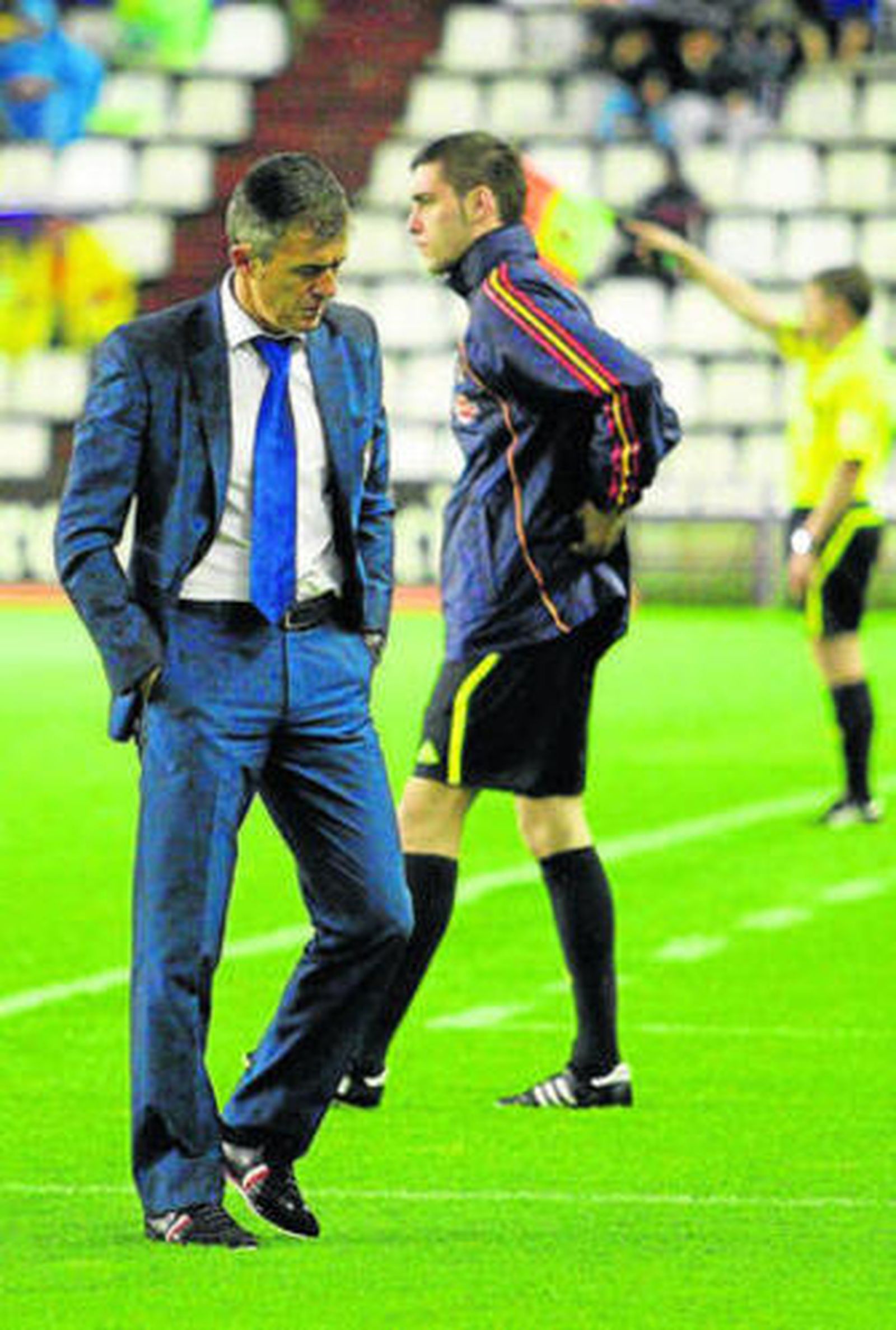 Alcaraz, cabizbajo, vuelve hacia su banquillo.