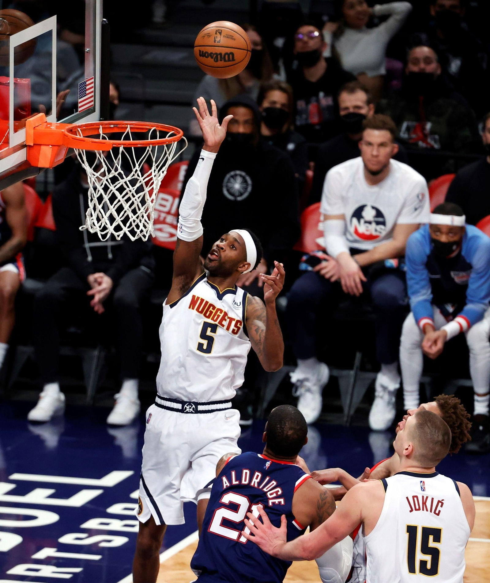 Una canasta de Barton con Denver