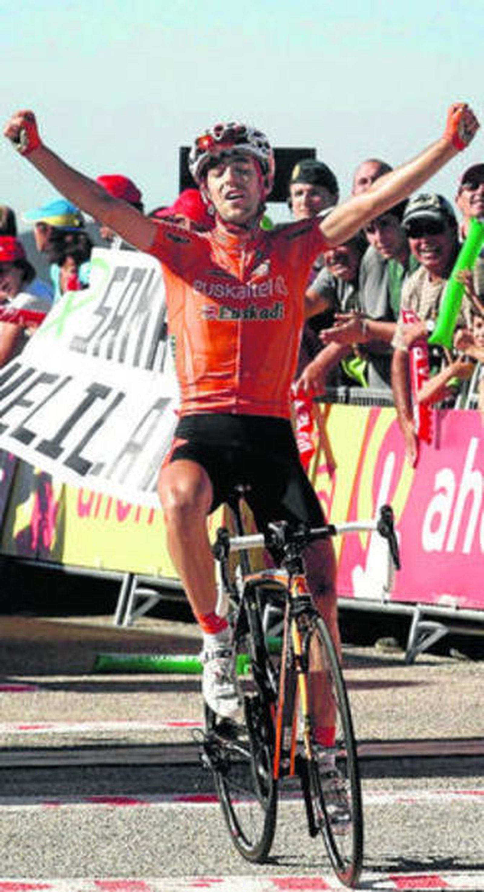 Mikel Nieve levanta los brazos en la meta de Cotobello.