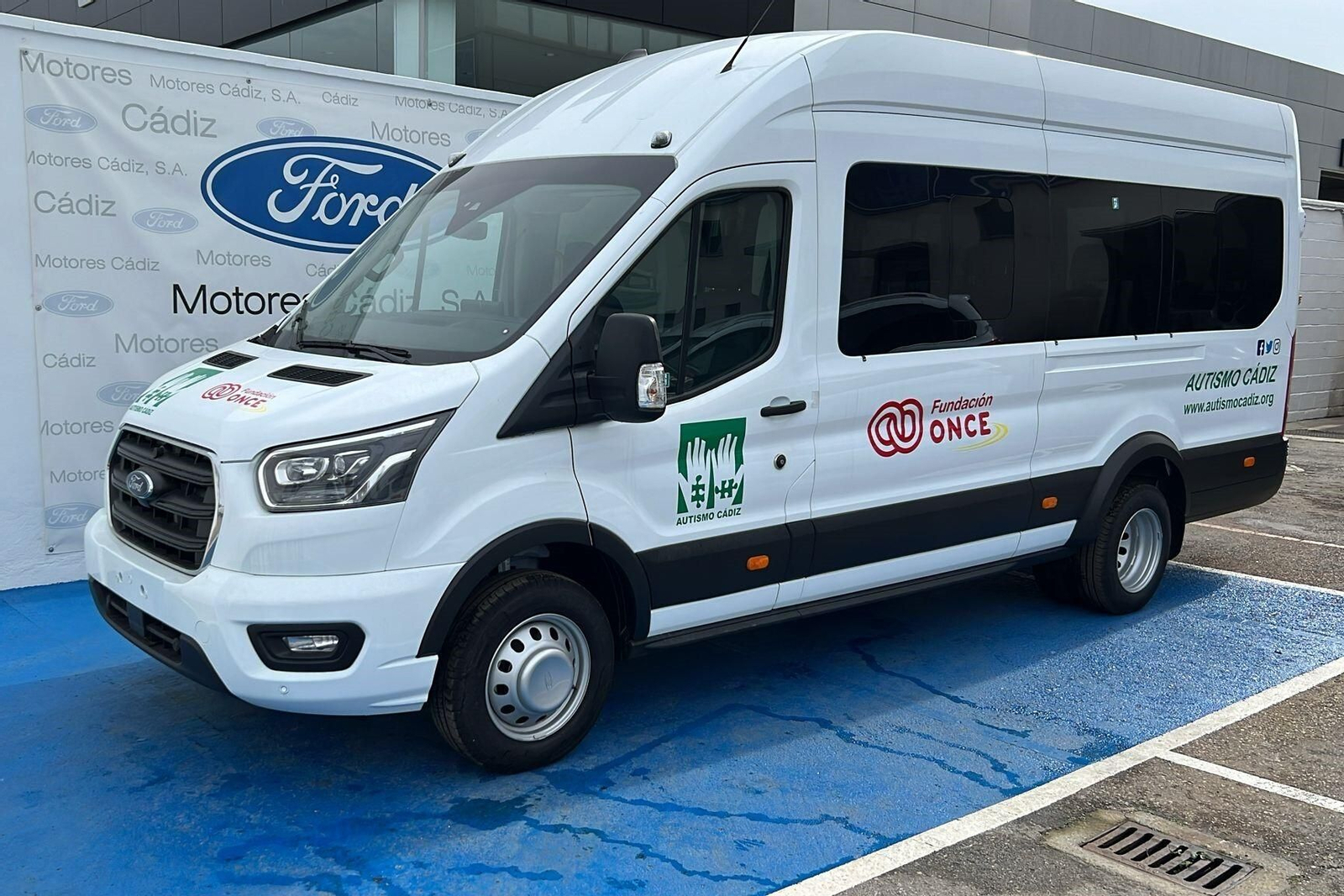 El nuevo microbús estará al servicio del centro de día Jacaranda de Autismo Cádiz en Jerez. El nuevo microbús estará al servicio del centro de día Jacaranda de Autismo Cádiz en Jerez.