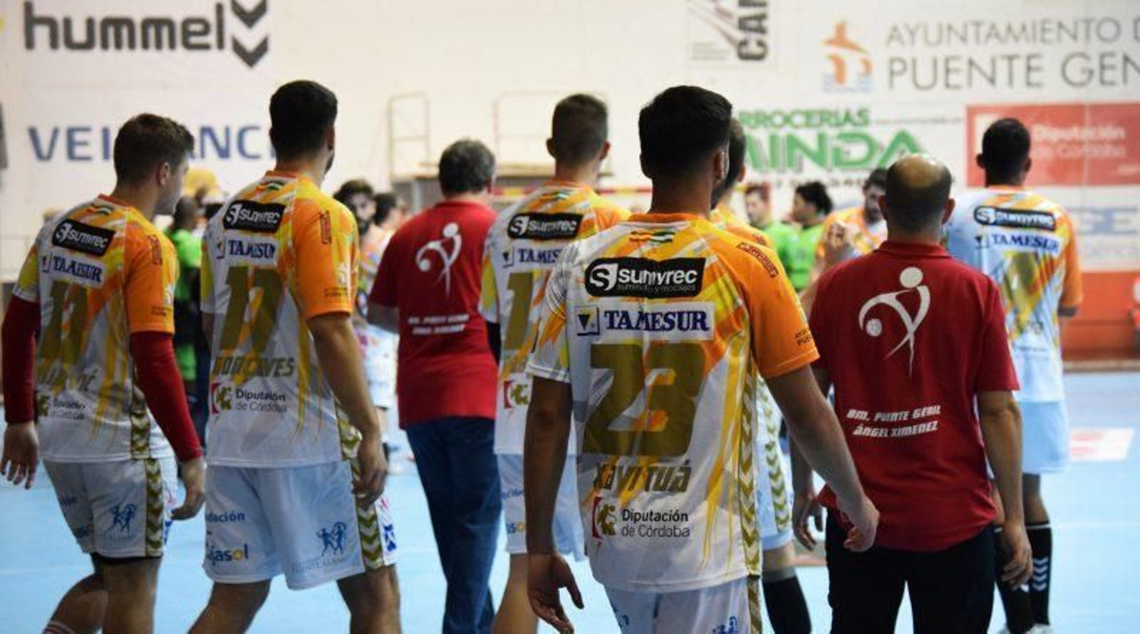Los jugadores del Ángel Ximénez-Avia saltan a la pista al final de un partido.