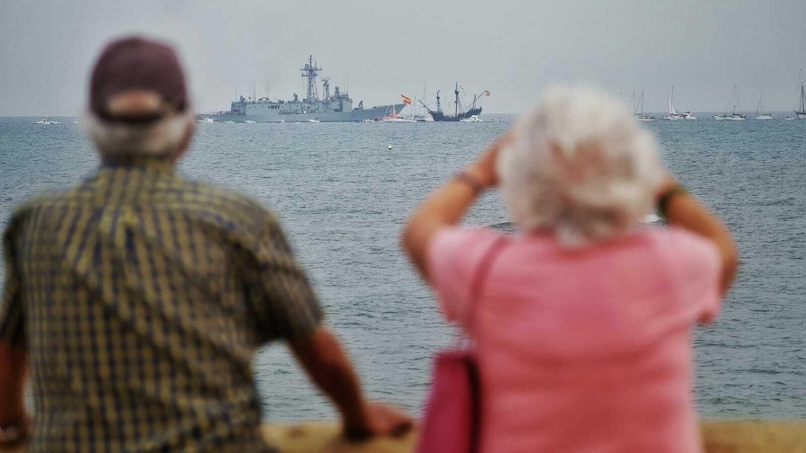 La fragata Victoria y la réplica de la Nao Victoria se encuentran junto a la boya de recalada de la desembocadura del Guadalquivir.