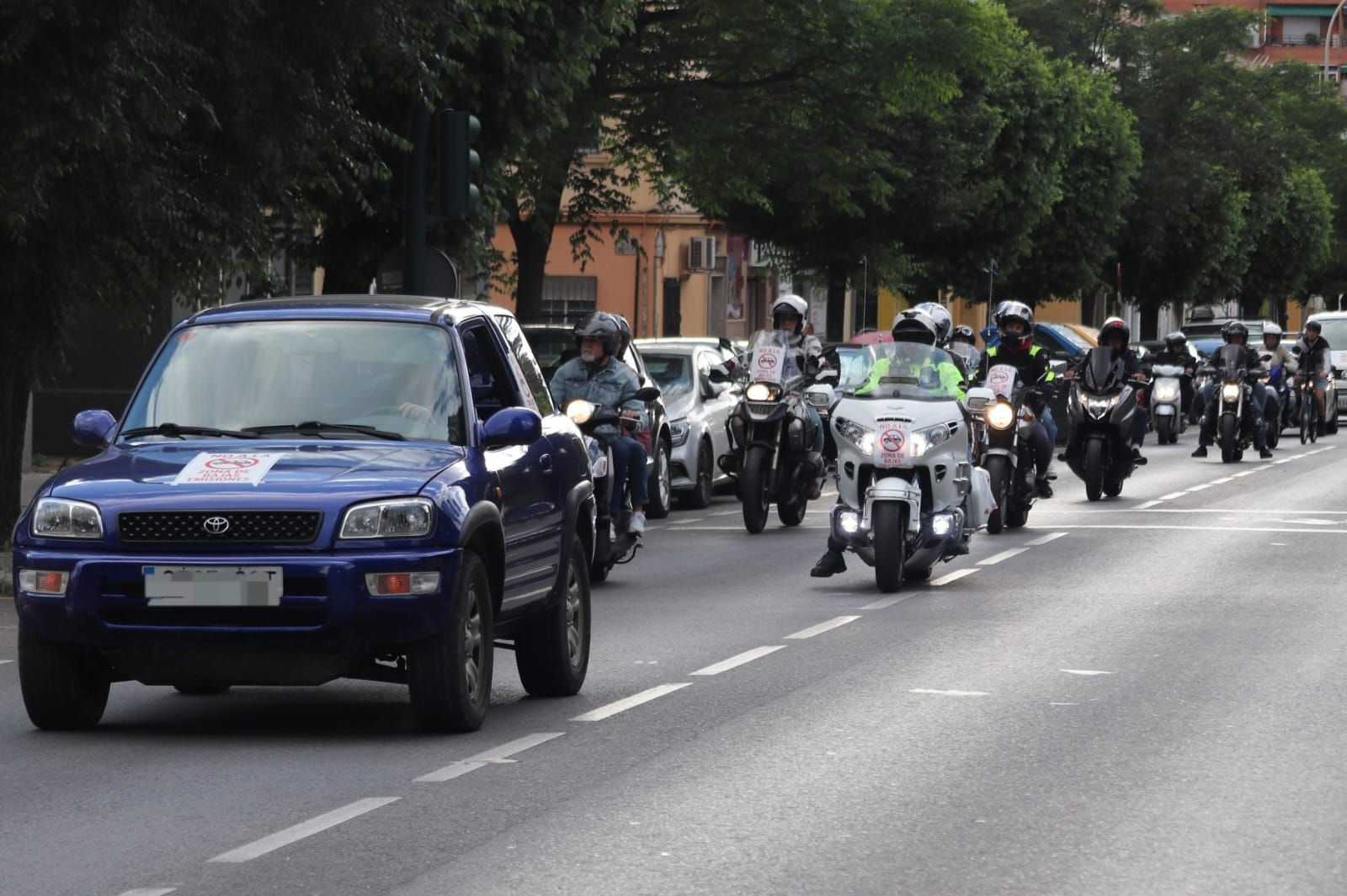 La manifestación contra la Zona de Bajas Emisiones de Granada, en imágenes