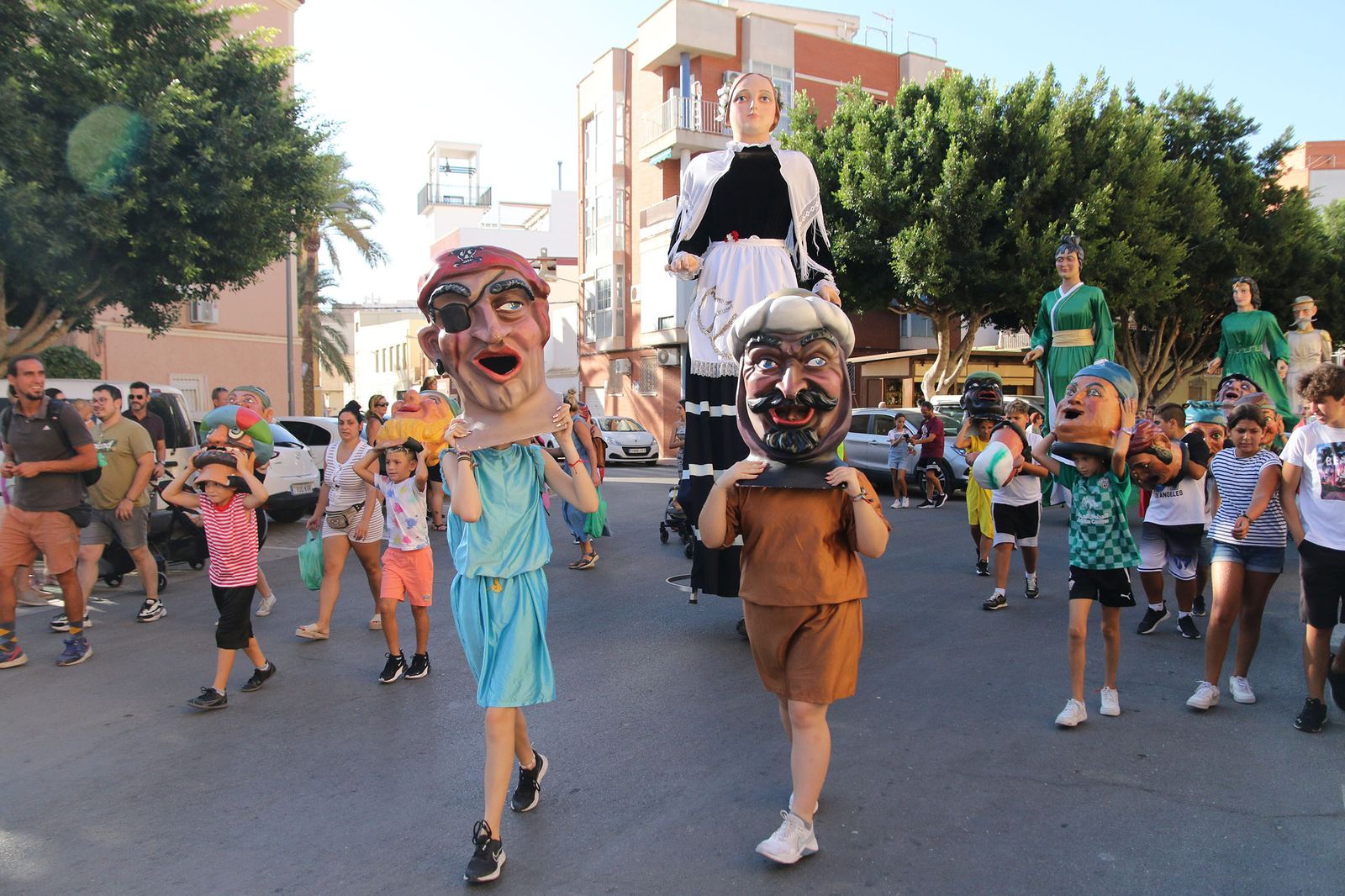 La Diana de gigantes y cabezudos, recorriendo las calles de Los Ángeles y Plaza de Toros