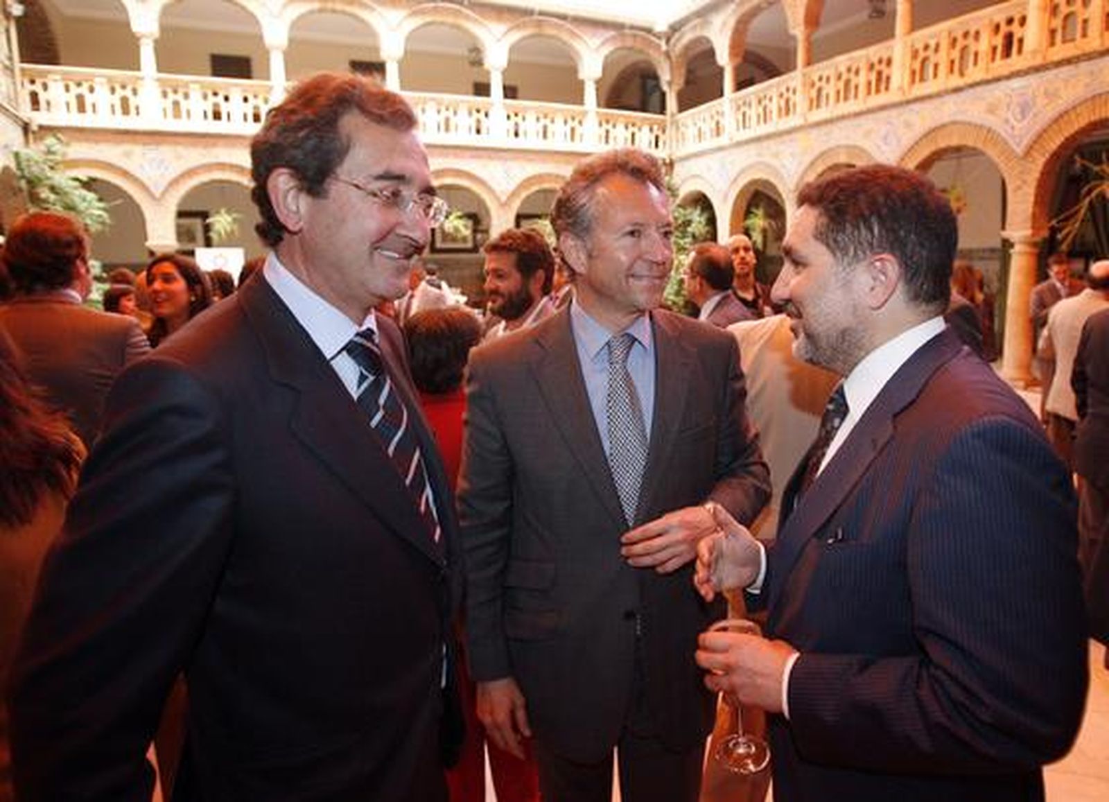 ============Pie de Foto(12093622)============
El director general de Ápice Asesores, Antonio Fragero; el presidente del Grupo Joly, José Joly, y el director general de Economía la Junta de Andalucía, Garpar José Llanes, conversan antes del inicio del foro.