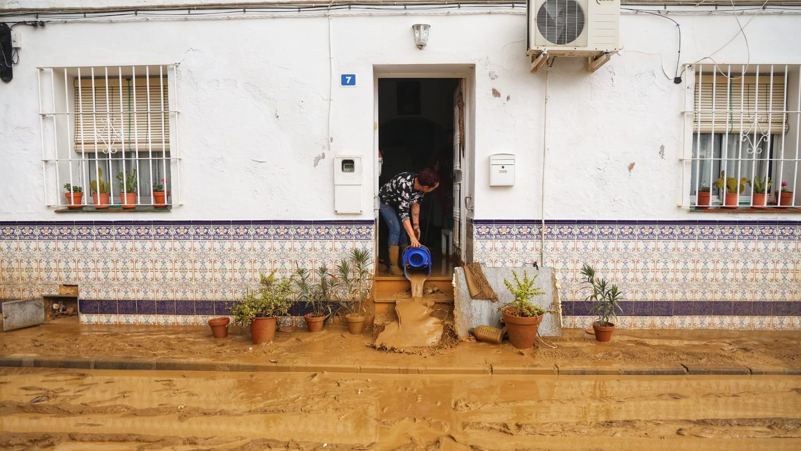 Vecinos de Cártama haciendo labores de limpieza en sus casas