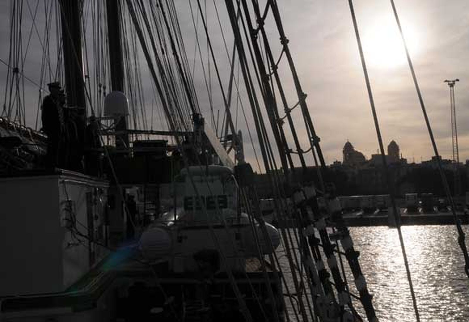 San Fernando despide en el Arsenal de La Carraca al buque escuela de la Armada, que partió de forma excepcional en uno de los primeros grandes actos conmemorativos del 2010

Foto: Javier Gonzalez