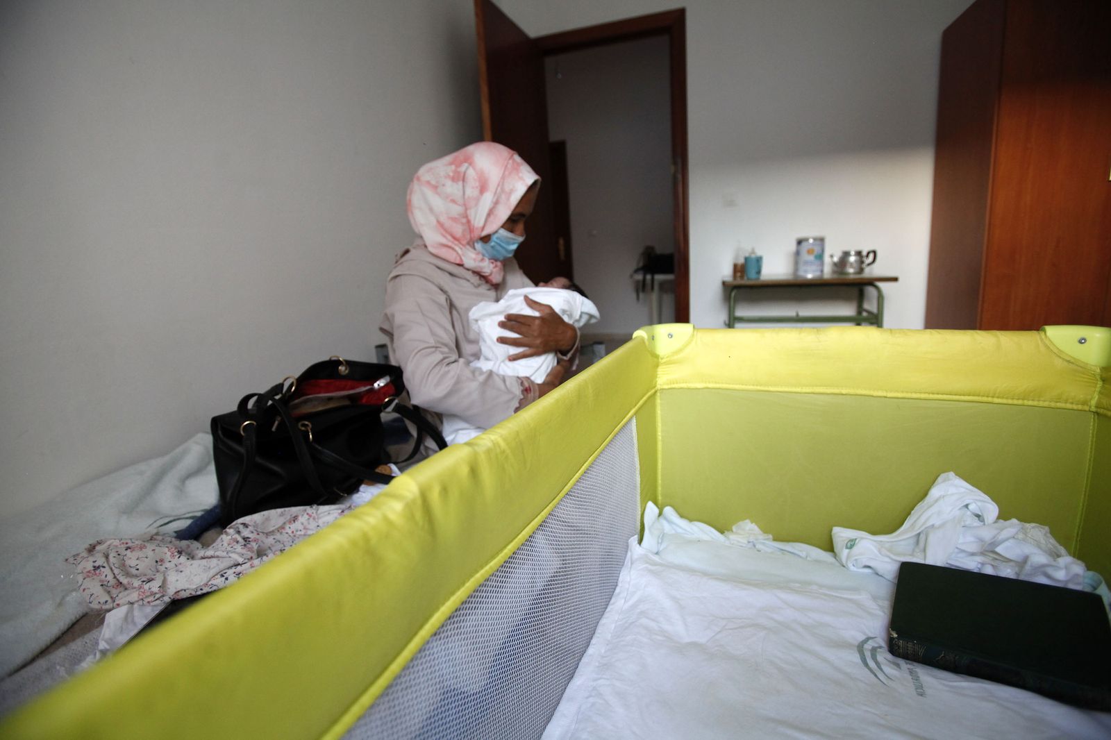 Imagen de archivo de una temporera marroquí que el año pasado dio a luz en España