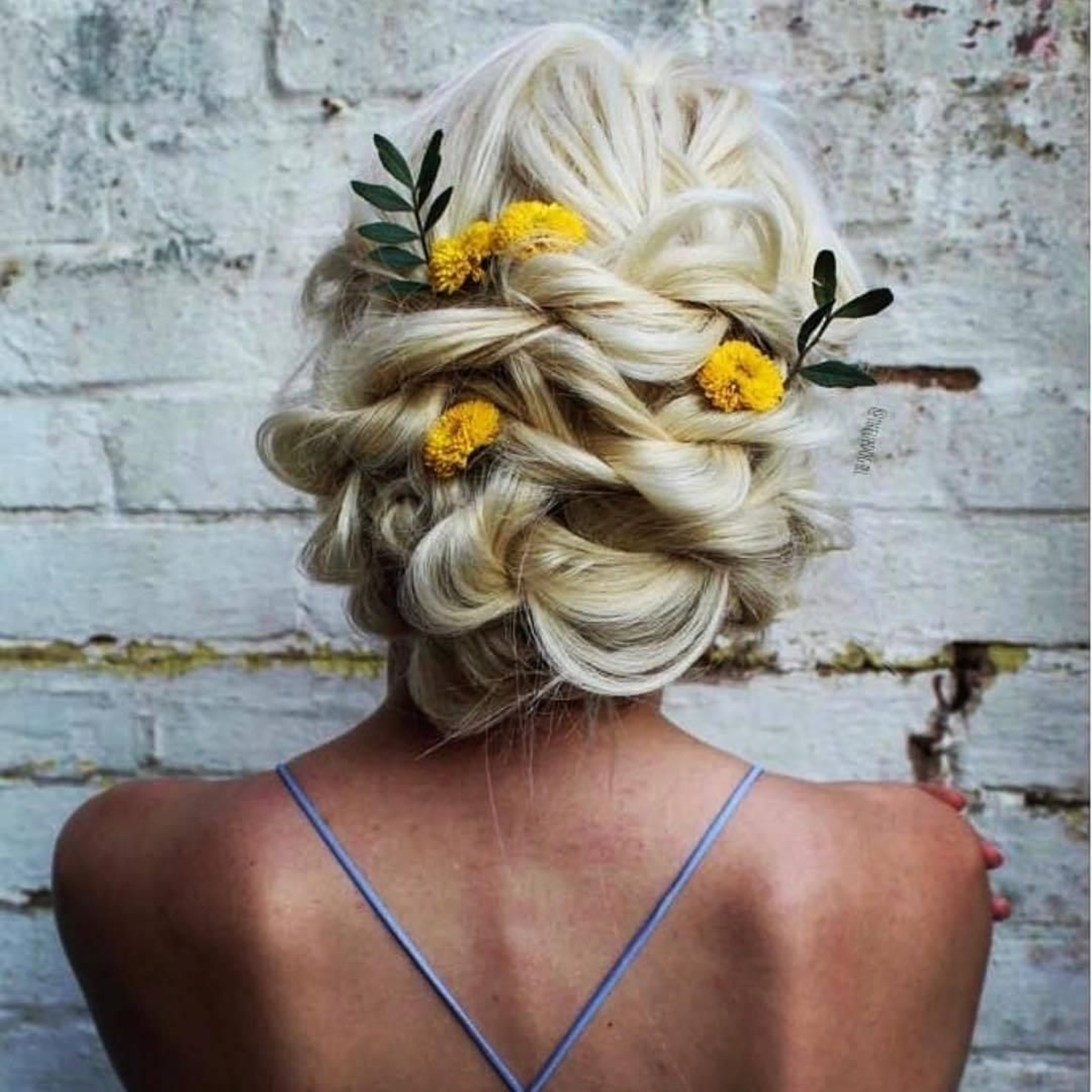 Recogido con inserciones de flores, de @theupdogirl