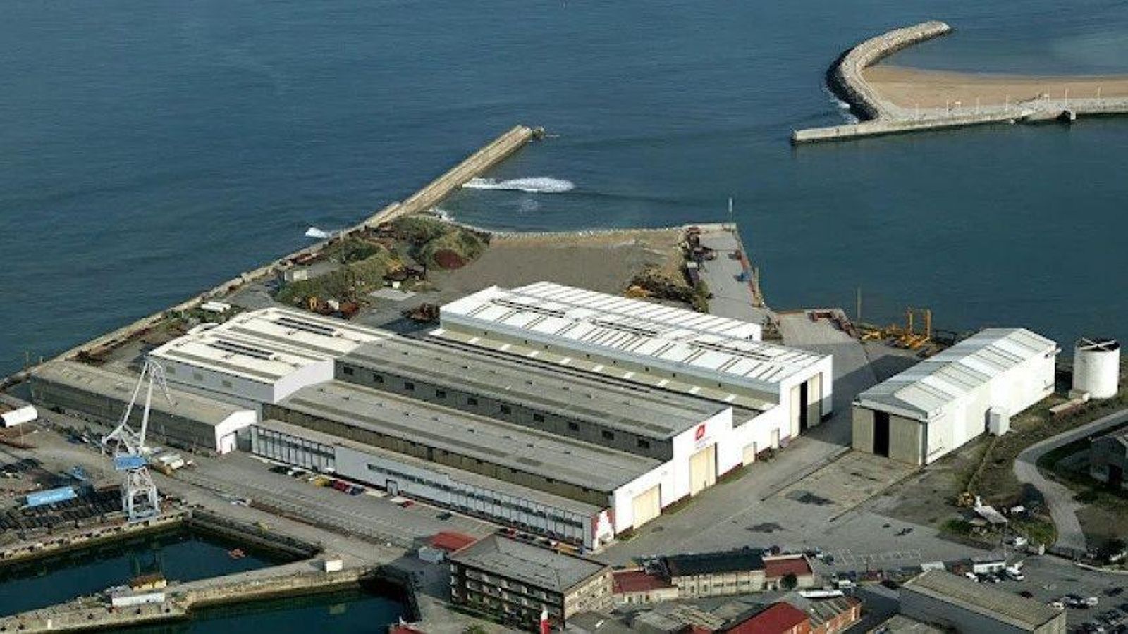 El Tallerón, en Gijón, será el centro de producción de vehículos de ruedas y cadenas de la nueva Land Vehicles de Indra que dirigirá Frank Torres.