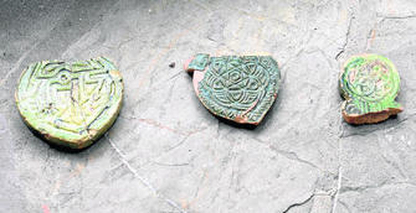 Imagen de las tres estelas funerarias que estarán expuestas en el museo del Louvre de París.