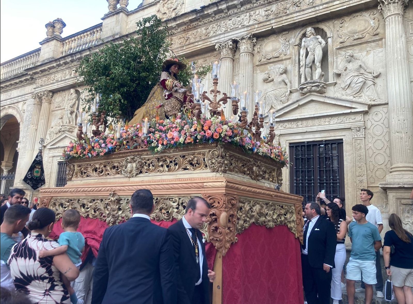 La Divina Pastora de San Dionisio en la plaza de La Asunción.