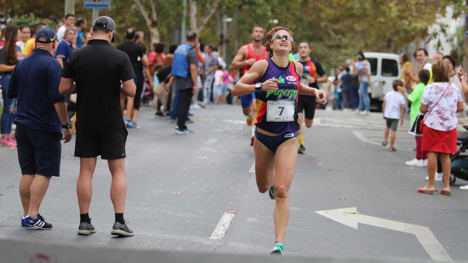 Rocío Espada se dispone a cruzar la línea de meta. Rocío Espada se dispone a cruzar la línea de meta.