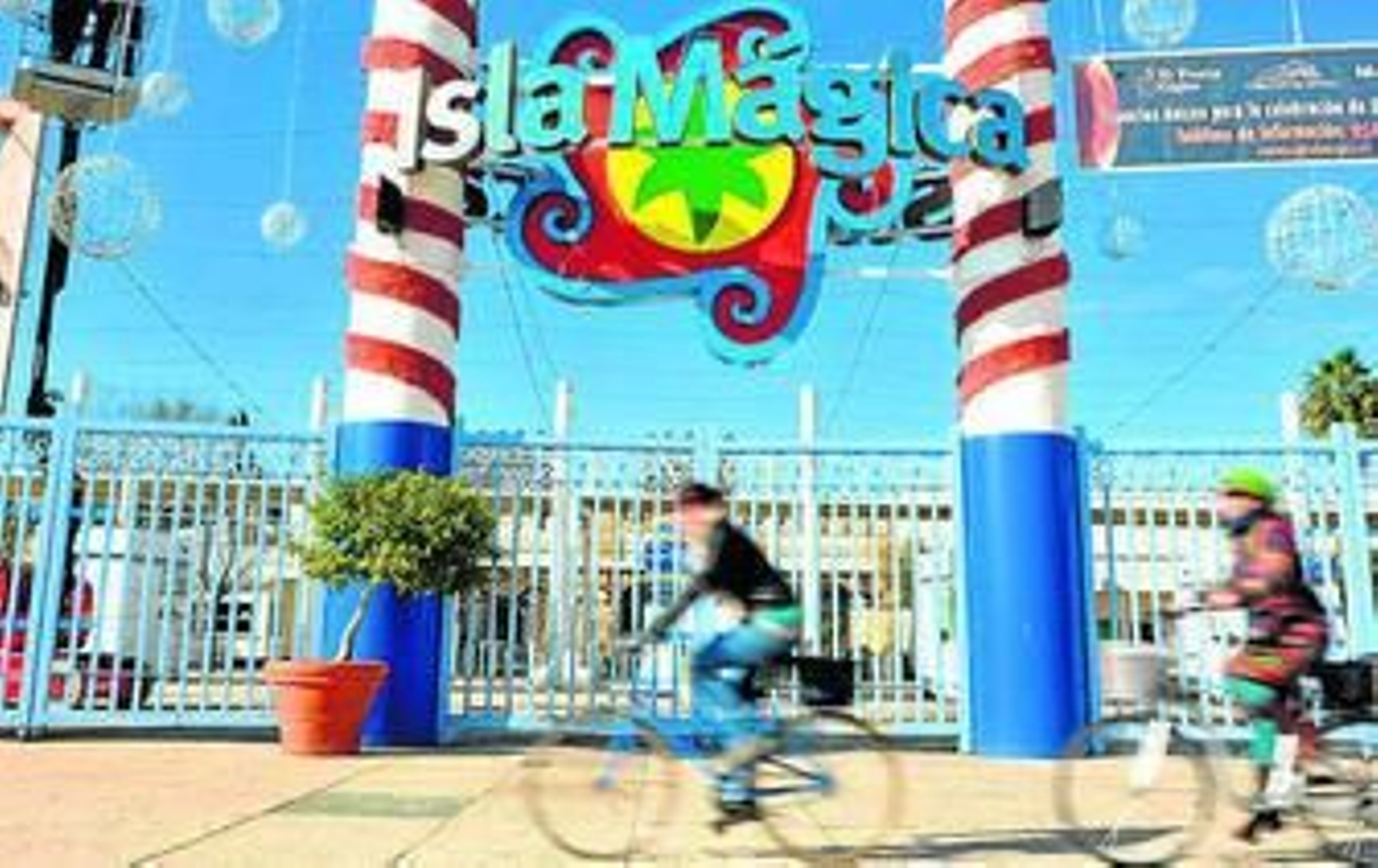 Puerta principal de entrada al parque de ocio de Sevilla.