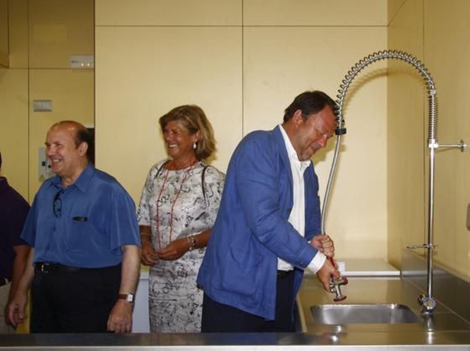 El alcalde de Sevilla, Alfredo Sánchez Monteseirín, durante su visita al nuevo mercado de la Encarnación.

Foto: Victoria Hidalgo