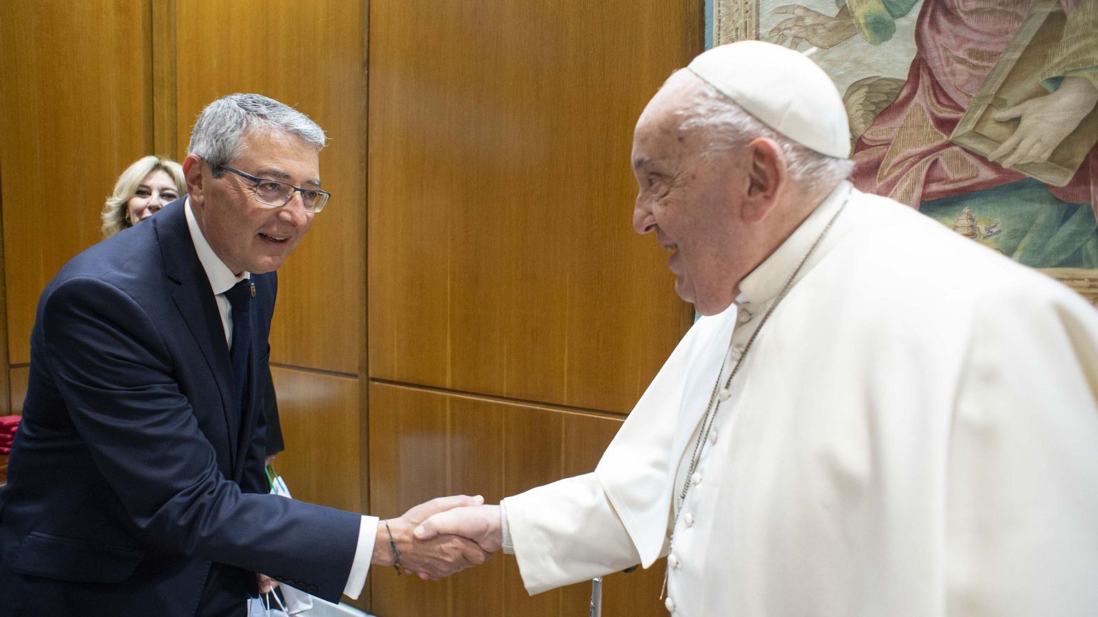 Saludo del Papa al presidente de la Diputación de Málaga, Francisco Salado.