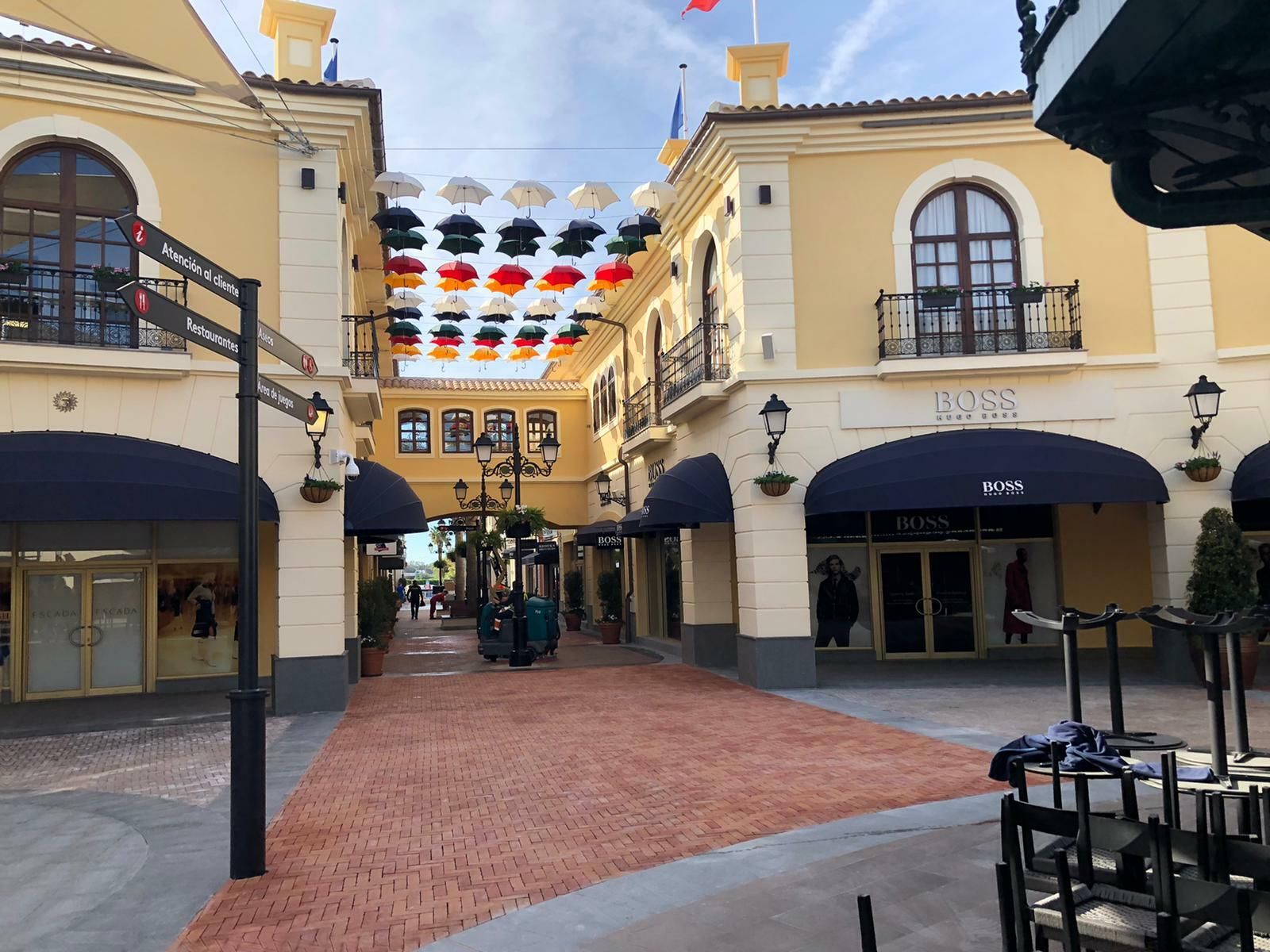 Fotos del 'outlet' del Plaza Mayor en Málaga