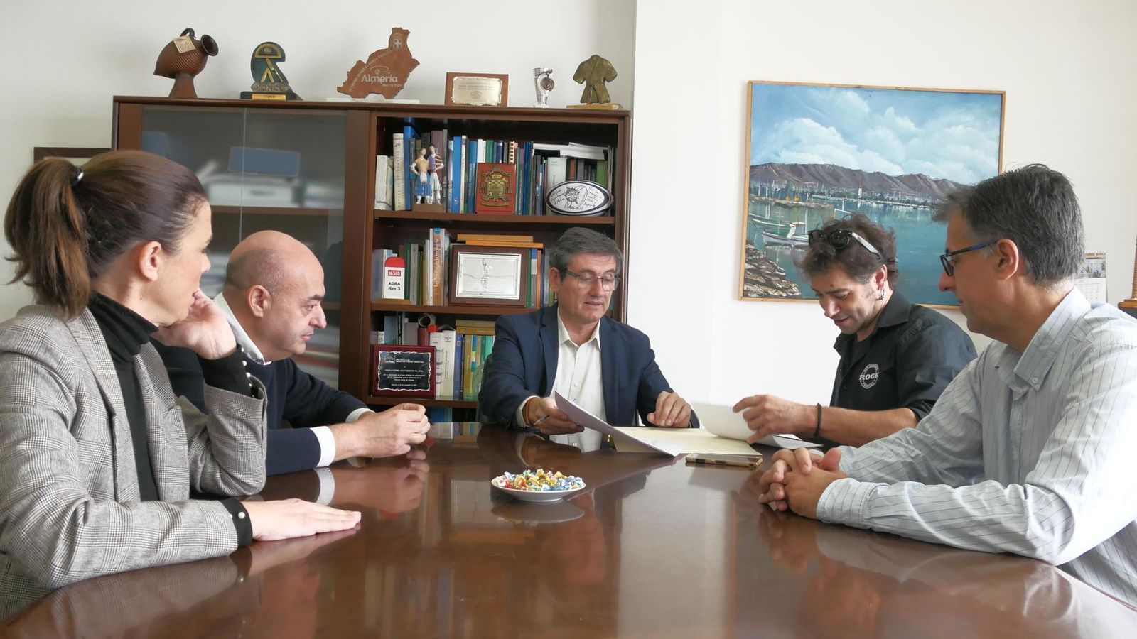 Firma del convenio con la empresa organizadora.