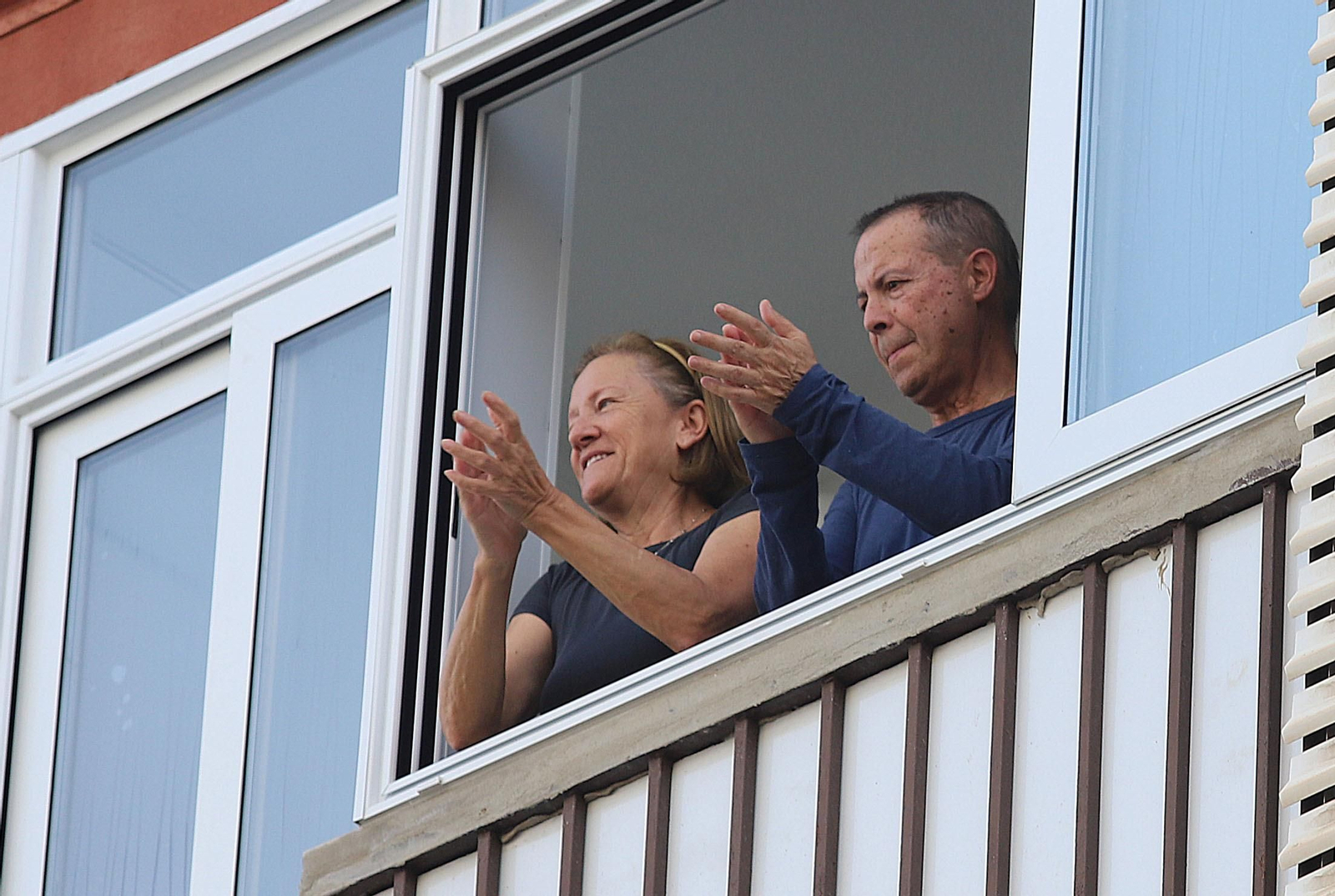 Imágenes del homenaje a los sanitarios de los vecinos de los Rosales