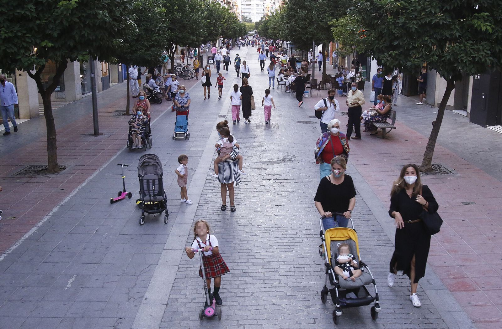 Varias personas caminan por la calle Asunción, en el barrio de Los Remedios.