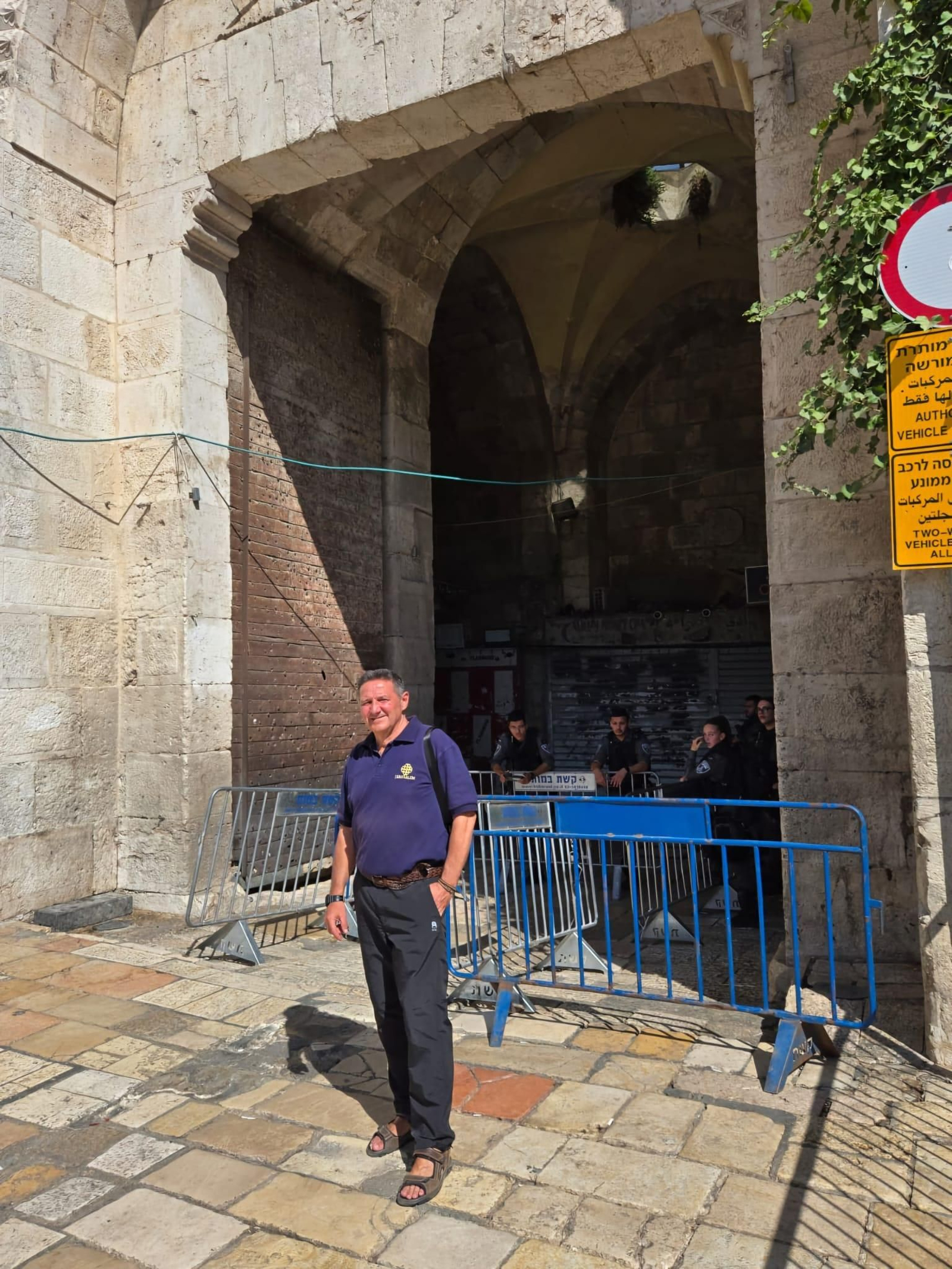 Juan Laluz, ante las vallas y los soldados que impiden el paso a la ciudad vieja de Jerusalén. Juan Laluz, ante las vallas y los soldados que impiden el paso a la ciudad vieja de Jerusalén.