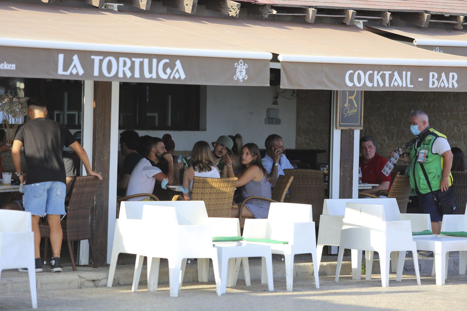 Así se está viviendo el verano del coronavirus en Pedregalejo. Fotos al atardecer