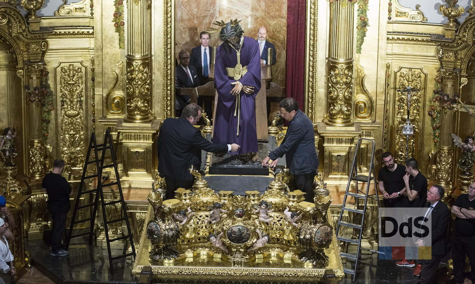 La subida del Señor del Gran Poder a su paso